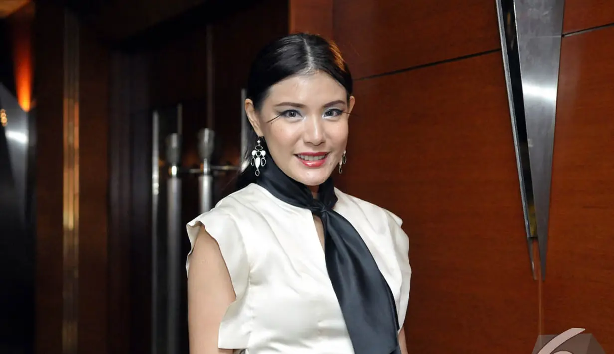 Olga Lydia tampil mengejutkan dengan bulu matanya, Jakarta. Foto diambil pada Senin (24/11/2014). (Liputan6.com/Panji Diksana)