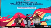 Kepolisian menunjukkan barang bukti tiket palsu pertandingan dalam sesi konferensi pers di Pusat Informasi Piala Dunia U-17 2023 di Hotel Solia Zigna Kampung Batik, Solo, Sabtu (25/11/2023). (Bola.com/Ana Dewi).