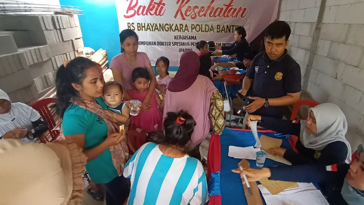 Ratusan warga korban banjir bandang mengeluhkan sakit ISPA, gatal-gatal, hingga diare.