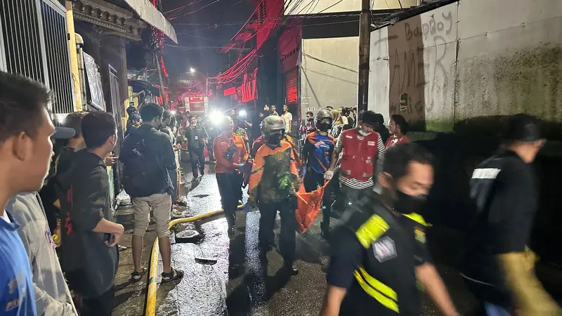 Satu lagi kantong jenazah korban meninggal Kebakaran Depo Pertamina Plumpang, Jakarta Utara, dibawa ke Pos Koramil