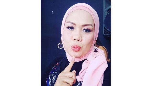 Lakukan Tanam Benang di Wajah, Ini 6 Potret Ely Sugigi Tampil Glowing