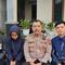 Kapolsek Tlogowungu mempertemukan Davin dan Naila bersama Muhammad Musalim. (Liputan6.com/Arief Pramono)