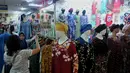 Sejumlah pedagang memberikan diskon untuk menarik minat pembeli di salah satu pusat perbelanjaan di Jakarta, Rabu (3/6/2015). Jelang memasuki bulan suci Ramadan, warga mulai ramai berburu busana muslim. (Liputan6.com/Johan Tallo)