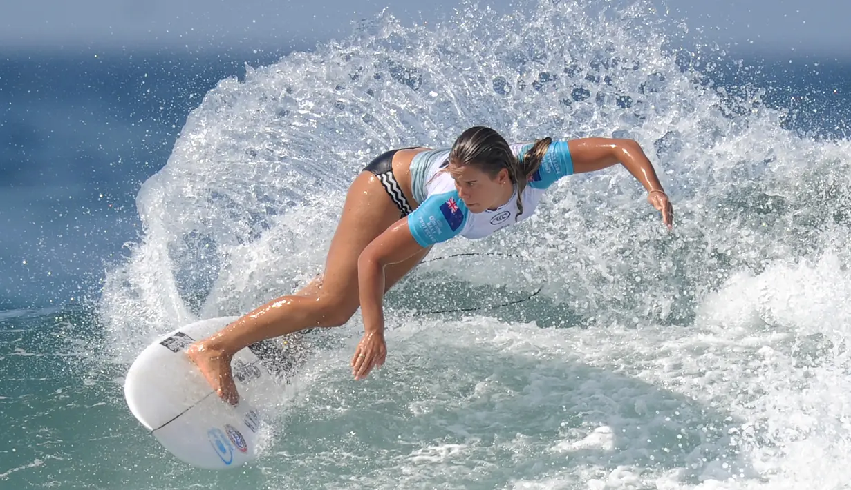 Peselancar Australia, Paige Hareb melakukan manuver di atas ombak sehari menjelang kejuaraan dunia surfing dari Liga Selancar Dunia (World Surf League) di Pantai Keramas, Gianyar, Bali, Minggu (12/5/2019). Ajang itu akan diselenggarakan mulai 13-25 Mei 2019. (SONNY TUMBELAKA/AFP)
