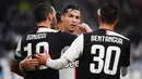 Para pemain Juventus merayakan gol yang dicetak Cristiano Ronaldo ke gawang Sassuolo pada laga Serie A Italia di Stadion Allianz, Turin, Minggu (1/12). Kedua klub bermain imbang 2-2. (AFP/Marco Bertorello)