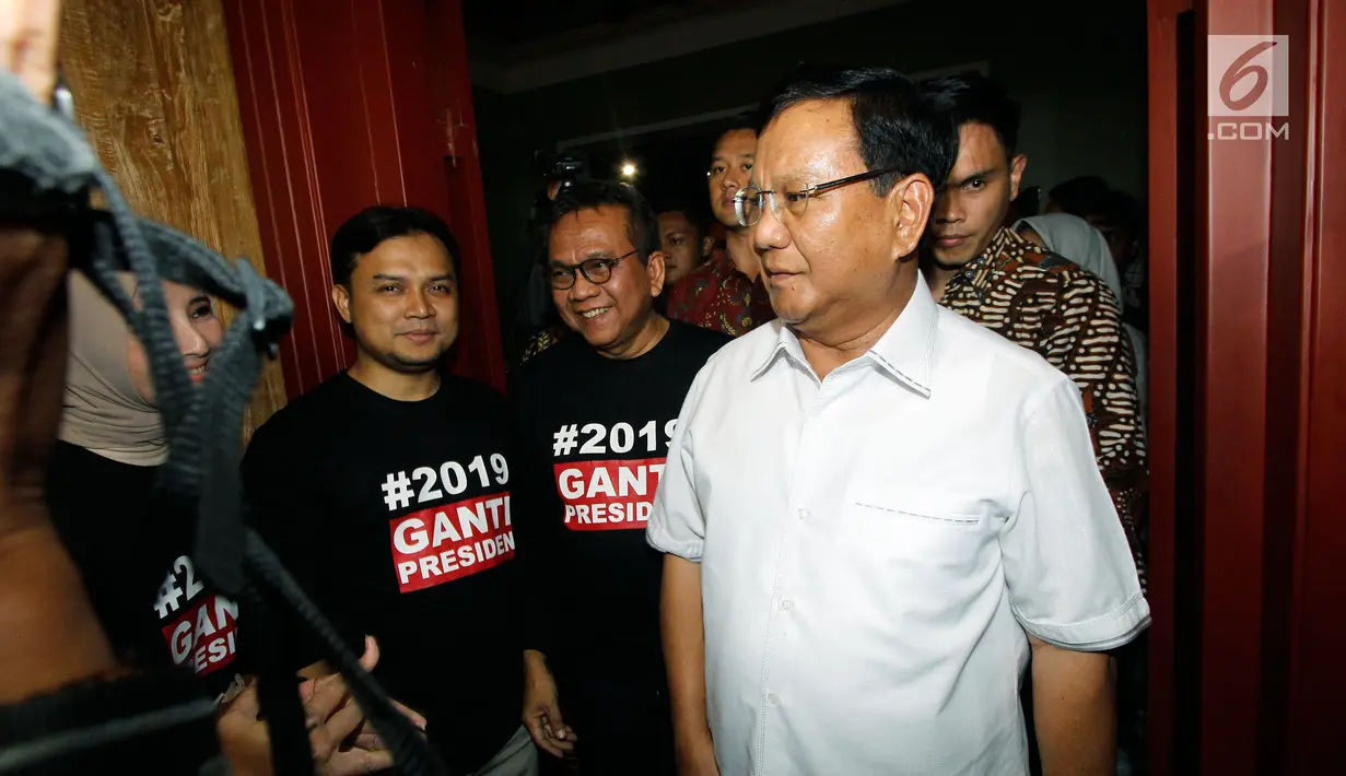 Ketua Umum Partai Gerindra Prabowo Subianto saat tiba dalam peresmian sekretariat bersama Partai Gerindra - PKS dan PAN di Jakarta, Jumat (27/4). Wakil Ketua Umum DPP PAN Hanafi Rais juga turut hadir dalam peresmian tersebut. (Liputan6.com/JohanTallo)