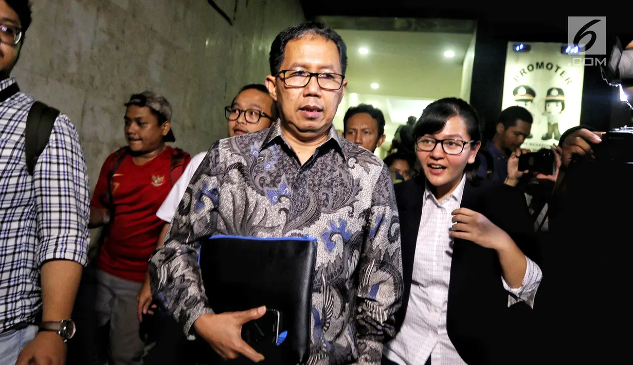 Plt Ketua Umum PSSI Joko Driyono didampingi Sekjend PSSI Ratu Tisha seusai menjalani pemeriksaan di Mapolda Metro Jaya, Jakarta, Kamis (24/1). Joko Driyono diperiksa oleh penyidik Satuan Tugas (Satgas) Antimafia Bola Polri. (Liputan6.com/Johan Tallo)