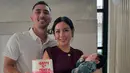 <p>Foto yang diungga Jessica Iskandar di Instagram memperlihatkan suasana yang hangat dan penuh kasih sayang Baby Hagia yang tampak menggemaskan dalam balutan jumpsuit hijau. Pipinya yang tembem semakin menambah daya tarik si kecil yang baru berusia tiga bulan ini. Kehadiran Baby Hagia semakin melengkapi kebahagiaan keluarga besar Jessica Iskandar dan Vincent Verhaag. (Liputan6.com/IG/@inijedar)</p>