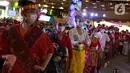 Sejumlah penari dari Yayasan Belantara Budaya Indonesia melakukan flashmob tarian daerah dalam acara bertemakan "Tunjukkan Indonesiamu" di Jakarta, Rabu (17/8/2022). Sebanyak 277 penari berkebaya merah putih menampilkan 17 tarian daerah yang bertujuan untuk  memperingati Hari Kemerdekaan ke-77 RI sekaligus sebagai bentuk gerakan dukungan Kebaya Goes to UNESCO.  (Liputan6.com/Johan Tallo)