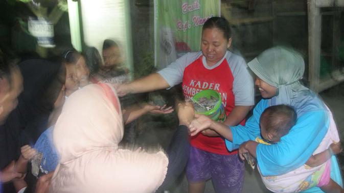 Selain kupat jembut, anak-anak juga memperebutkan saweran. (/Edhie Prayitno Ige)