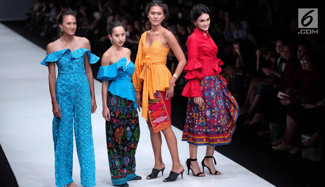 Aktris Nadine Chandrawinata (kiri) dan Luna Maya (kanan) bersama model membawakan busana karya Paulina Katarina dalam ajang Jakarta Fashion Week 2018 di Senayan City, Kamis (26/10). (Liputan6.com/Faizal Fanani)