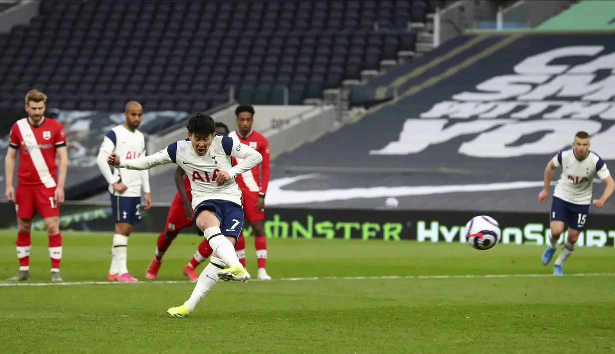 Pemain Tottenham Hotspur Son Heung-min mencetak gol lewat tendangan penalti ke gawang Southampton pada pertandingan Liga Inggris di Stadion Tottenham Hotspur, London, Inggris, Rabu (21/4/2021). Tottenham Hotspur menang 2-1. (Clive Rose/Pool via AP)