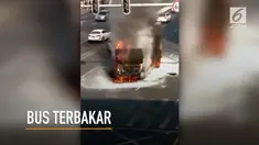 Penumpang berlarian saat api kian besar membakar sebuah bus.