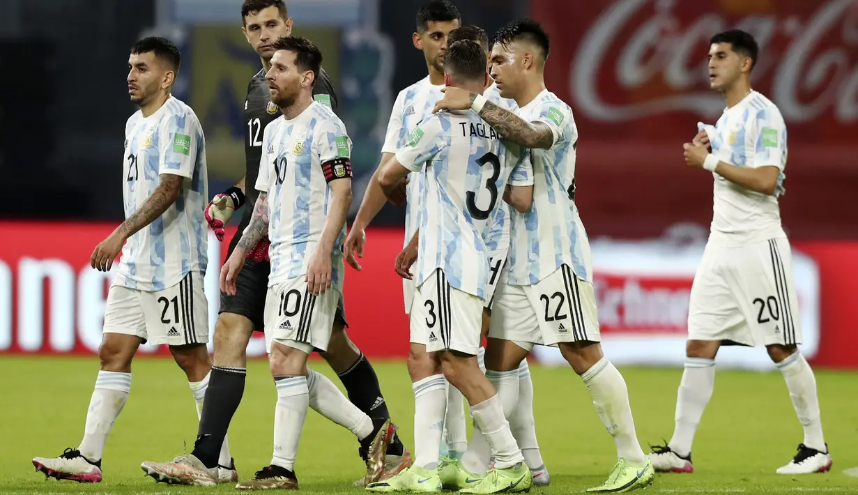 Para pemain Argentina tampak lesu usai ditahan imbang Chili pada Kualifikasi Piala Dunia 2022 Zona Amerika Selatan di Stadion Santiago del Estero, Jumat (4/6/2021). Kedua tim bermain imbang 1-1. (Juan Mabromata, Pool via AP))