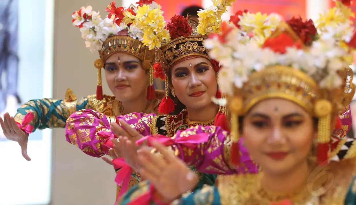 Gerakan menari ini diselenggarakan Galeri Indonesia Kaya bersama Bakti Budaya Djarum Foudation yang bertajuk 'Indonesia Menari', Jakarta, Minggu (23/11/2014). (Liputan6.com/Herman Zakharia)