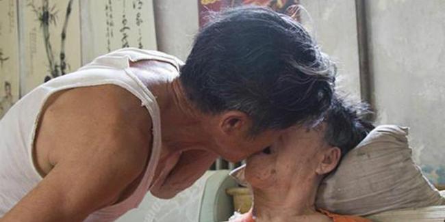 Suapi istri selama 11 tahun, bukti cinta Zhang kepada kekasih hatinya. | Foto: copyright shanghaiist.com