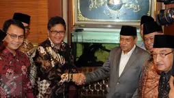Sekjen Partai Demokrasi Indonesia Perjuangan (PDIP) Hasto Kristiyanto (tengah) disambut sejumlah ketua DPP sowan di Gedung PBNU, Jakarta, (8/1). Kedatangannya juga sekaligus merayakan ulang tahun PDIP ke-43. (Liputan6.com/Helmi Afandi)