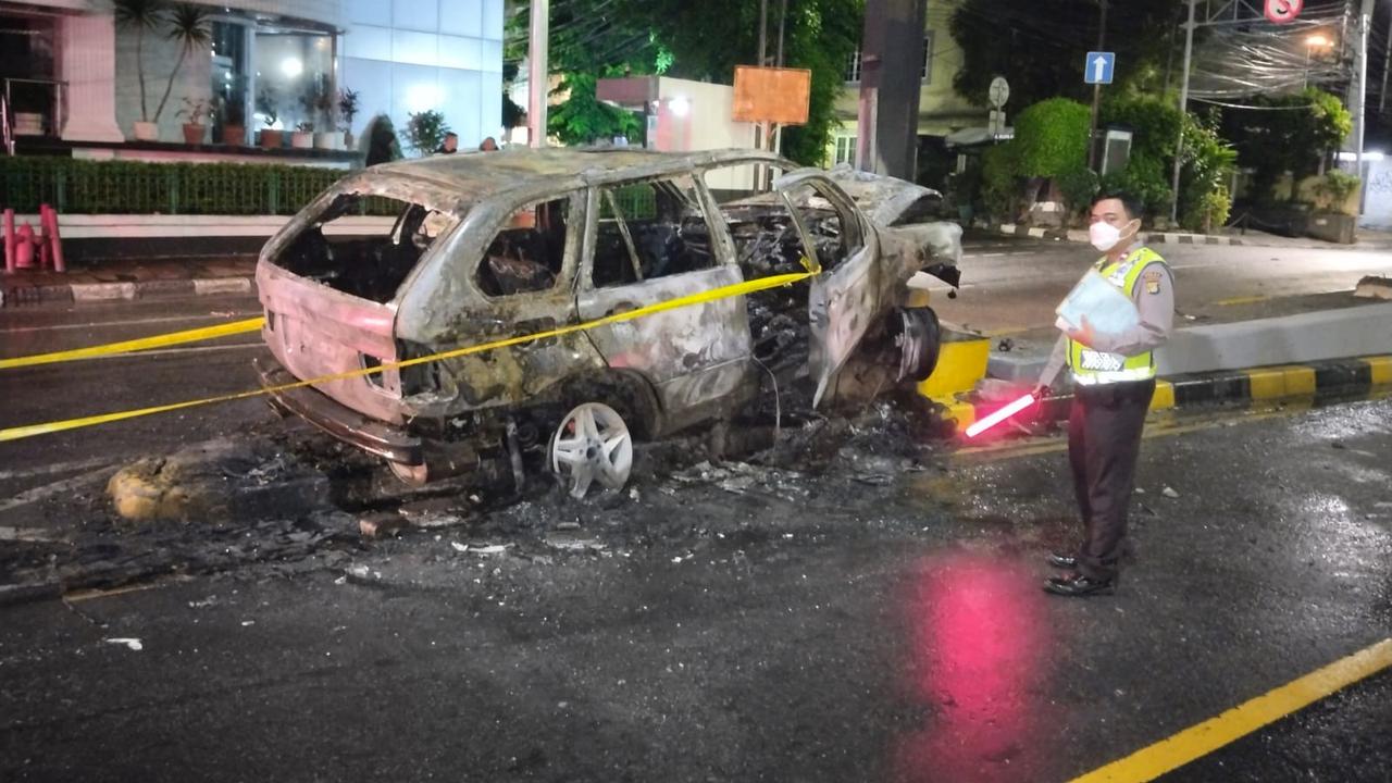 Sebuah mobil terbakar usai mengalami kecelakaan tunggal di Jalan Tomang, Jakarta