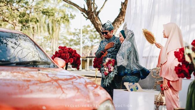Pasangan ini gelar pesta pernikahan dengan kosnep drive-thru dan makanannya dibungkus. (Sumber: Facebook/Dinas Bridal)