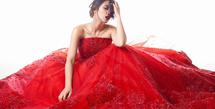 Penampilan luar biasa dari Pevita Pearce dalam balutan gaun megah berwarna merah. Di foto ini, Pevita dibalut off-the-shoulder gown dengan payet-payet di bagian dada dan rok gaun yang menambah nuansa glamor pada penampilan yang memesona ini. Foto: Instagram.