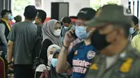 Warga mengantre untuk mendapatkan vaksin Covid-19 di Gelanggang Olahraga (GOR) Ciracas, Jakarta Timur, Kamis (24/6/2021).  Pelaksanaan vaksinasi dimulai Kamis, 24 Juni 2021 dengan target 1000 vaksin per hari. (Liputan6.com/Herman Zakharia)