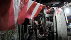 Warga berjalan di Gang Venus, Kelurahan Jembatan Besi, Kecamatan Tambora, Jakarta, Kamis (5/9/2019). Warga Gang Venus harus menggunakan listrik selama 24 jam penuh akibat minimnya cahaya matahari yang masuk ke kawasan mereka. (merdeka.com/Iqbal Nugroho)