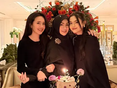 Kehangatan keluarga begitu terasa saat suami, anak-anak, dan menantu turut merayakan momen spesial ini. Teuku Atha, kakak Beby Tsabina, terlihat ikut serta memeriahkan acara bersama Cut Keysha, sang adik, yang tampil anggun di perayaan tersebut. Beby sendiri hadir bersama sang suami, Rizky Natakusumah, menciptakan suasana yang semakin akrab dan penuh kasih sayang. (Liputan6.com/IG/@linda_darmawan03)