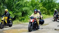 Gubernur Bengkulu Ridwan Mukti mengalami kecelakaan saat mengendarai sepeda motor dan mengalami patah tulang bahu (Liputan6.com/Yuliardi Hardjo)