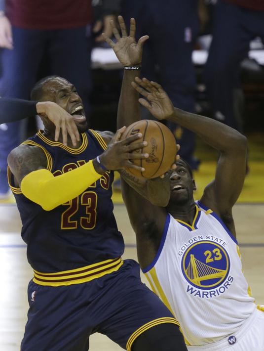 Ekspresi pemain Cleveland Cavaliers, LeBron James (kiri) saat berduel dengna pemain Warriors, Draymond Green pada gim pertama Final NBA 2017 di Oracle Arena, Oakland, California, (1/6/2017).(AP/Ben Margot)