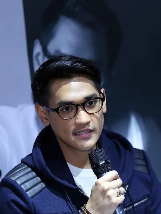 "Terus ketemu Rayi 'RAN' sama Yura Yunita, kita kepikiran bikin lagu bertiga karena biasanya kan duet. Alhamdulillah semuanya mengalir begitu aja, ada Raisa juga," ujar penyanyi berdarah Minangkabau itu. (Nurwahyunan/Bintang.com)