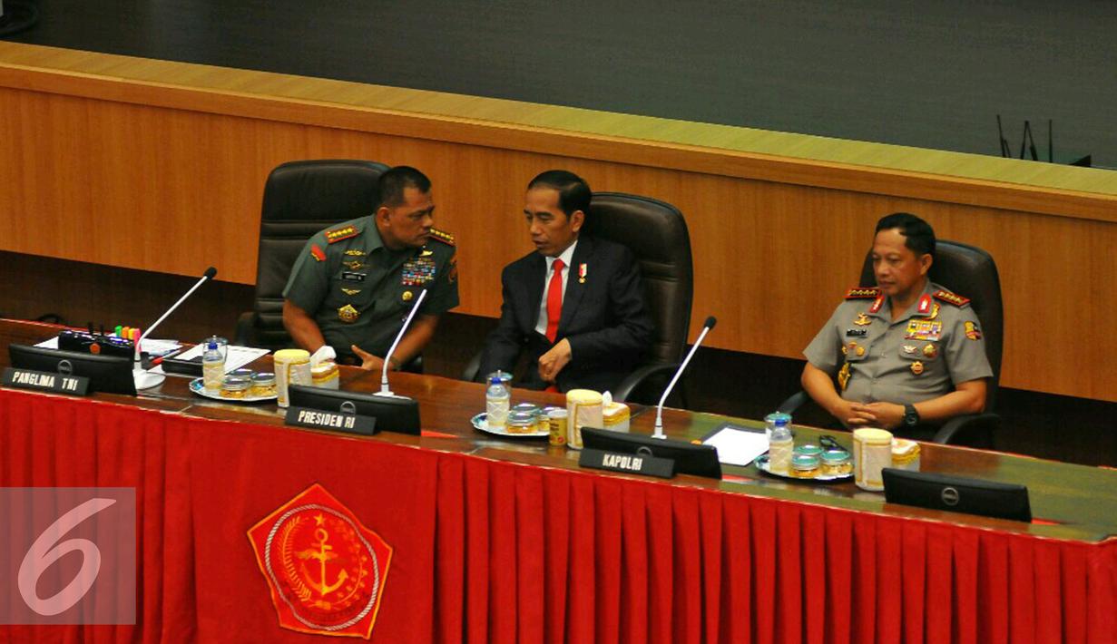 Presiden Jokowi berbincang dengan Gatot Nurmantyo di sela-sela Rapim TNI 2017 di Mabes TNI Cilangkap, Jakarta, Senin (16/1). Rapim ini bertema 'TNI Kuat, Hebat, Profesional dan Dicintai Rakyat Siap Melaksanakan Tugas Pokok'. (Liputan6.com/Angga Yuniar)