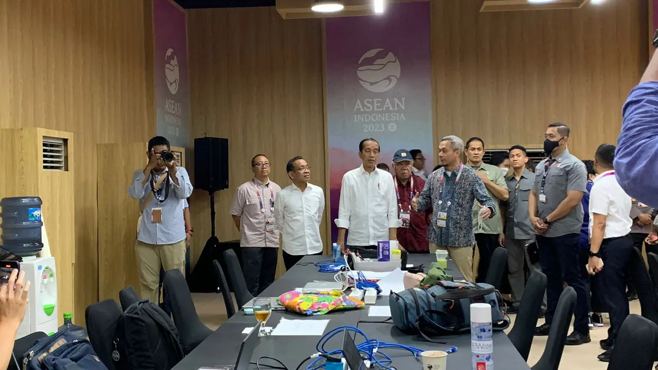 Presiden Joko Widodo (Jokowi) melakukan tinjauan mendadak ke media center KTT ke-42 ASEAN 2023 di Hotel Bintang Flores, Labuan Bajo, Nusa Tenggara Timur (NTT). (Liputan6/Benedikta Miranti)