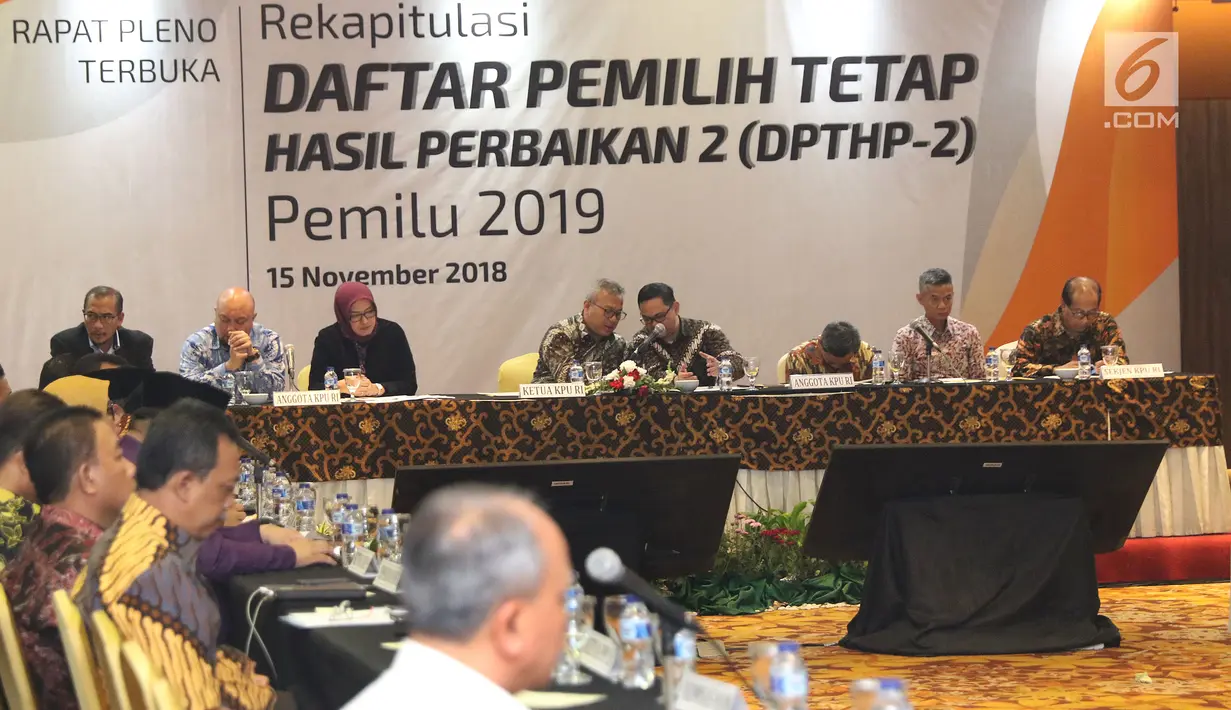 Ketua KPU Pusat, Arief Budiman (keempat kiri) saat rapat pleno Rekapitulasi Daftar Pemilih Tetap Hasil Perbaikan (DPTHP) 2 di Jakarta, Kamis (15/11). Rapat dihadiri perwakilan pihak terkait Pileg dan Pilpres 2019. (Liputan6.com/Helmi Fithriansyah)