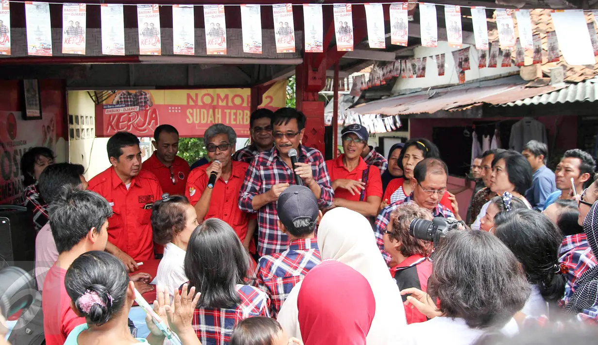 Calon Gubernur DKI Jakarta Djarot Saiful Hidayat menyampaikan programnya saat blusukan di Menteng Atas, Jakarta Selatan, Selasa (17/1). (Liputan6.com/Yoppy Renato)