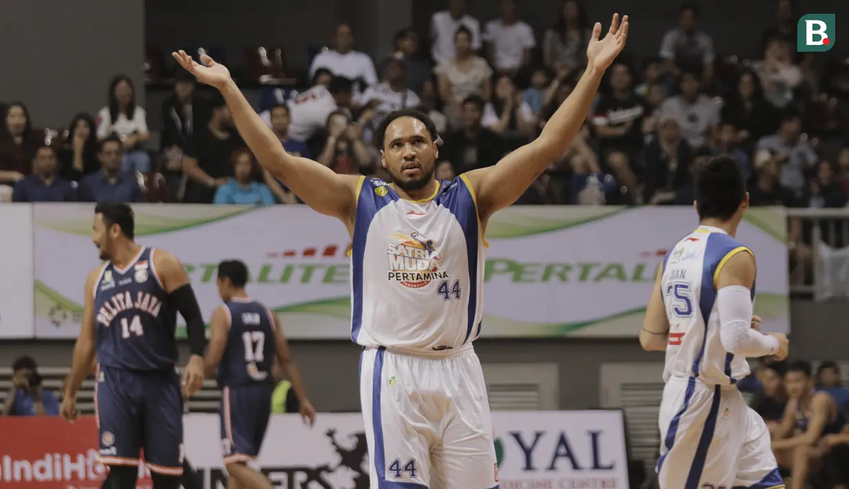 Pebasket Satria Muda Pertamina, Dior Alexandros Lowhorn, melakukan selebrasi saat melawan Pelita Jaya pada game pertama final IBL 2018 di Britama Arena, Jakarta, Kamis (19/4/2018). Satria Muda menang 73-63 atas Pelita Jaya. (Bola.com/M Iqbal Ichsan)