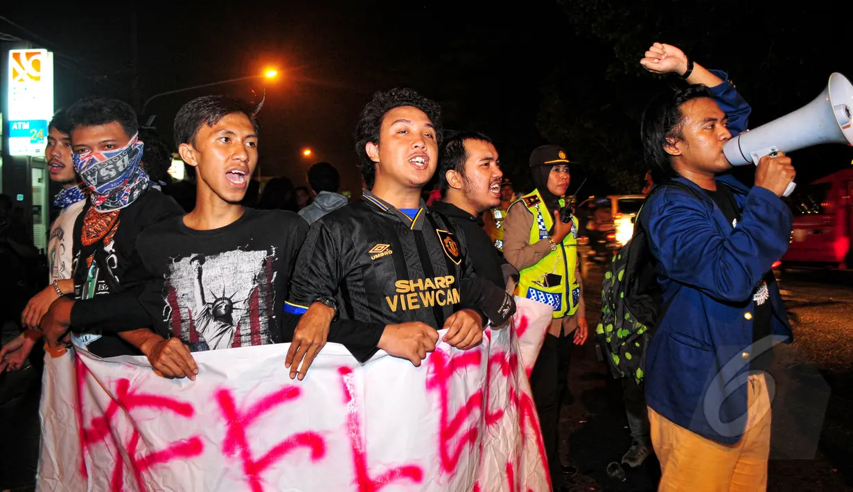 Mahasiswa dari Keluarga Mahasiswa Institut Ilmu Sosial dan Ilmu Politik Jakarta (KM IISIP) menggelar demonstrasi di depan kampus IISIP Jakarta, Rabu (20/5/2015). Mereka menyuarakan agar pemerintahan Jokowi-JK lebih pro rakyat. (Liputan6.com/Yoppy Renato)