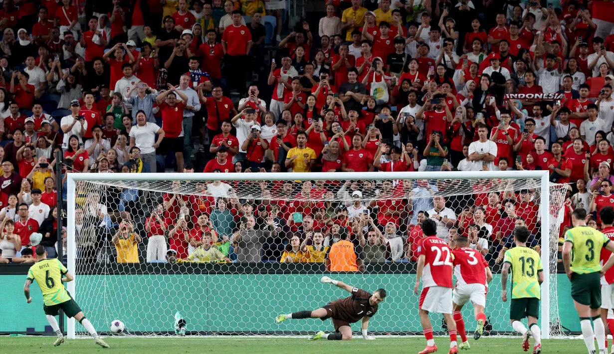 Socceroos membuka keunggulan lewat eksekusi penalti yang diselesaikan dengan baik oleh Martin Boyle pada menit ke-18. (DAVID GRAY/AFP)