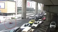 Seorang pria di China membuat roller suit yang dapat digunakan untuk mobilitas seperti di film Jackie Chan. (carscoops)