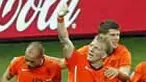 Belanda memastikan diri menempati satu slot di babak perempat final Piala Dunia 2010 setelah mengalahkan Slovakia 2-1 (1-0) di Stadion Moses Mabhide, Durban. Belanda kini tinggal menunggu pemenang antara Brasil dan Cile. 