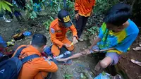 Basarnas Gorontalo saat melakukan evakuasi terhadap mahasiswa dari gunung tilongkabila, Bone Bolango (Arfandi Ibrahim/Liputan6.com)