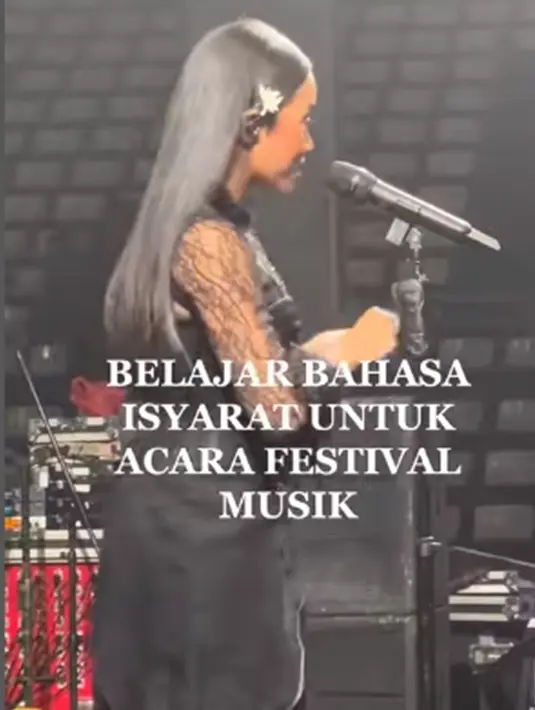 Tak sampai disitu saja, Yura Yunita bahkan mencoba untuk belajar bahasa isyarat saat di belakang panggung. Dirinya pun berlatih kilat soal bahasa isyarat demi bisa berinteraksi dengan teman tuli.(Liputan6.com/IG/@yurayunita)