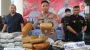 Kapolres Tangerang Selatan AKBP Sarly Sollu menunjukkan barang bukti ganja sebanyak 39 kilogram asal Sumatera saat konferensi pers pengungkapan kasus narkotika di Polres Tangerang Selatan, Banten, Rabu (20/7/2022). Dalam kasus peredaran ganja tersebut sebanyak empat tersangka diringkus di daerah Cipinang Besar Selatan, Jakarta Timur, yang merupakan jaringan dari Aceh. (merdeka.com/Arie Basuki)