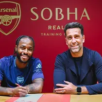 Raheem Sterling (kiri) berfoto bersama Direktur Olahraga Arsenal, Edu Gaspar, saat menandatangani kontrak peminjaman selama satu musim, Jumat (30/8/2024). (X/Arsenal)