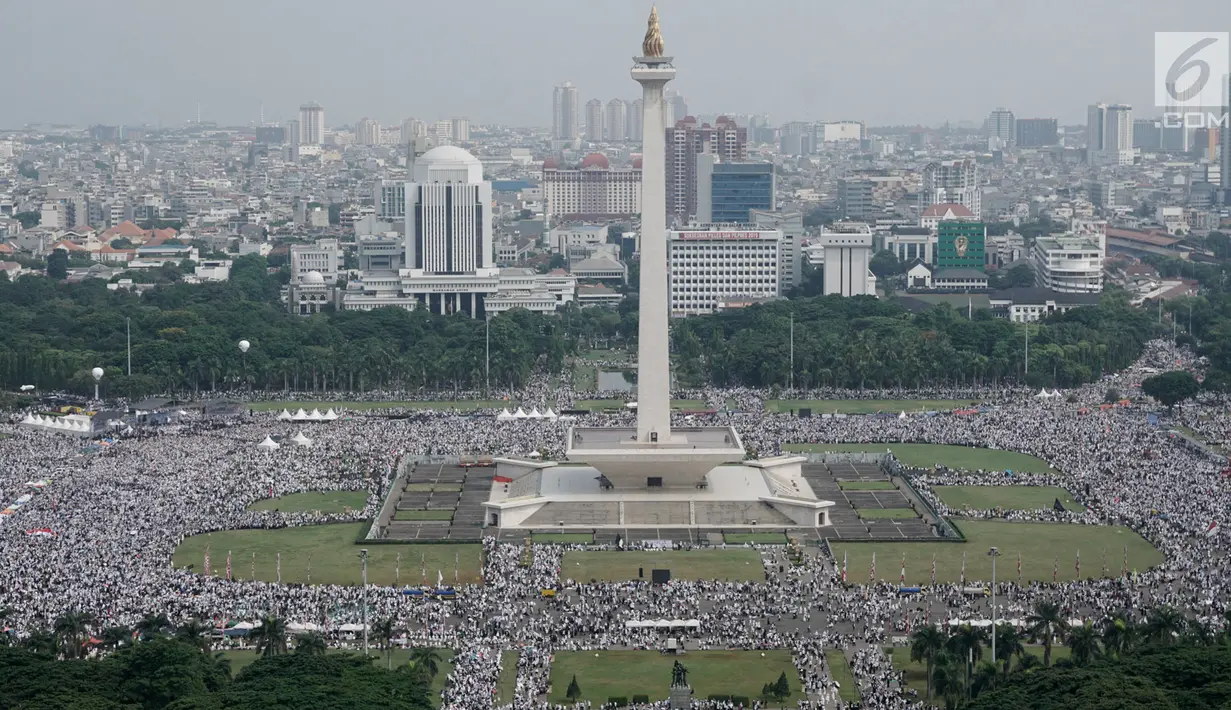 Umat muslim mengikuti aksi reuni 212 di Lapangan Monas, Jakarta, Minggu (2/12). Penyelenggaraan reuni ini merupakan kali kedua setelah juga dilakukan pada 2017. (Merdeka.com/Iqbal S. Nugroho)