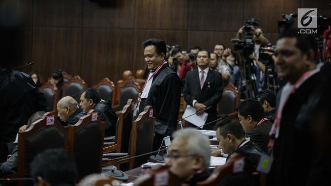 Ketua Tim Hukum Joko Widodo-Ma'ruf Amin, Yusril Ihza Mahendra saat tiba untuk mengikuti sidang sengketa Pilpres 2019 di Gedung MK, Jakarta, Selasa (18/6/2019). Sidang beragendakan mendengarkan jawaban dari termohon. (Liputan6.com/Faizal Fanani)