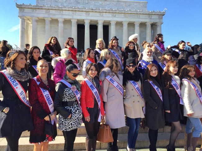 Imelda dan seluruh kontestan Mrs World 2014 berpose di depan Lincoln Memorial | Foto: dok pribadi/Imelda Budiman