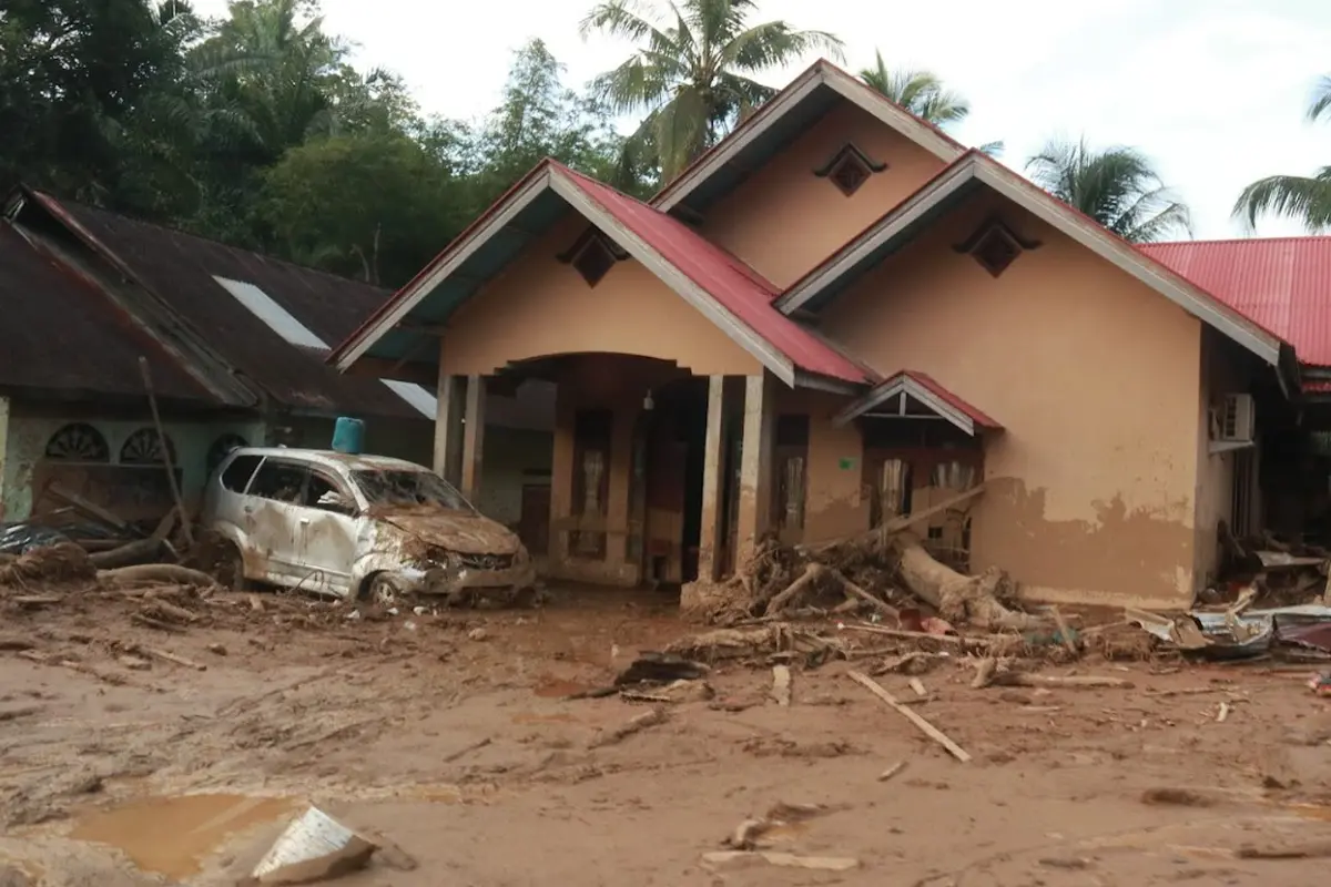 Banjir bandang yang melanda Kecamatan Palembayan, Kabupaten Agam, Sumatera Barat (Sumbar).