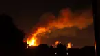 Kepulan asap menyelimuti sebuah apartemen bertingkat 24 lantai yang terbakar di London (14/6). Gedung Grenfell Tower yang terbakar itu berada di kompleks Lancester West Estate. (AFP PHOTO / Jonathan Kelly)
