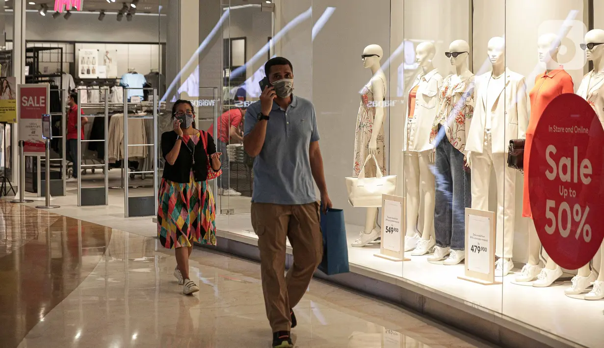 Pengunjung berada di dalam Lotte Shopping Avenue, Jakarta, Selasa (1/3/2022). Kemenko Perekonomian memproyeksikan pertumbuhan ekonomi Indonesia di 2022 capai 5,2 persen dipicu efektivitas penanganan Covid-19 dan pemulihan ekonomi nasional hingga memasuki kuartal IV-2021. (Liputan6.com/Faizal Fanani)