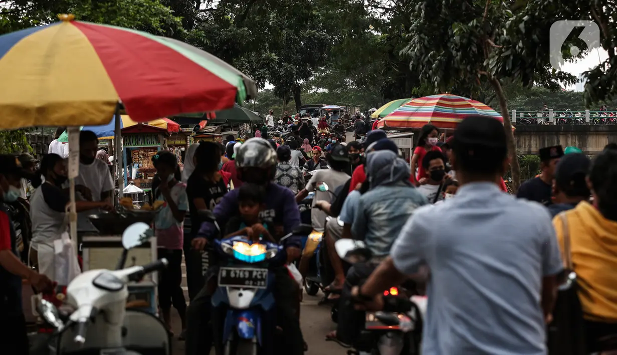 Warga memadati ruang kota Jalan Inpeksi Tanah Kusir, Jakarta, Senin (19/4/2021). Jalan Inpeksi Tanah Kusir ini menjadi salah satu tempat pilihan warga untuk menghabiskan waktu sembari menunggu berbuka puasa atau ngabuburit. (Liputan6.com/Johan Tallo)